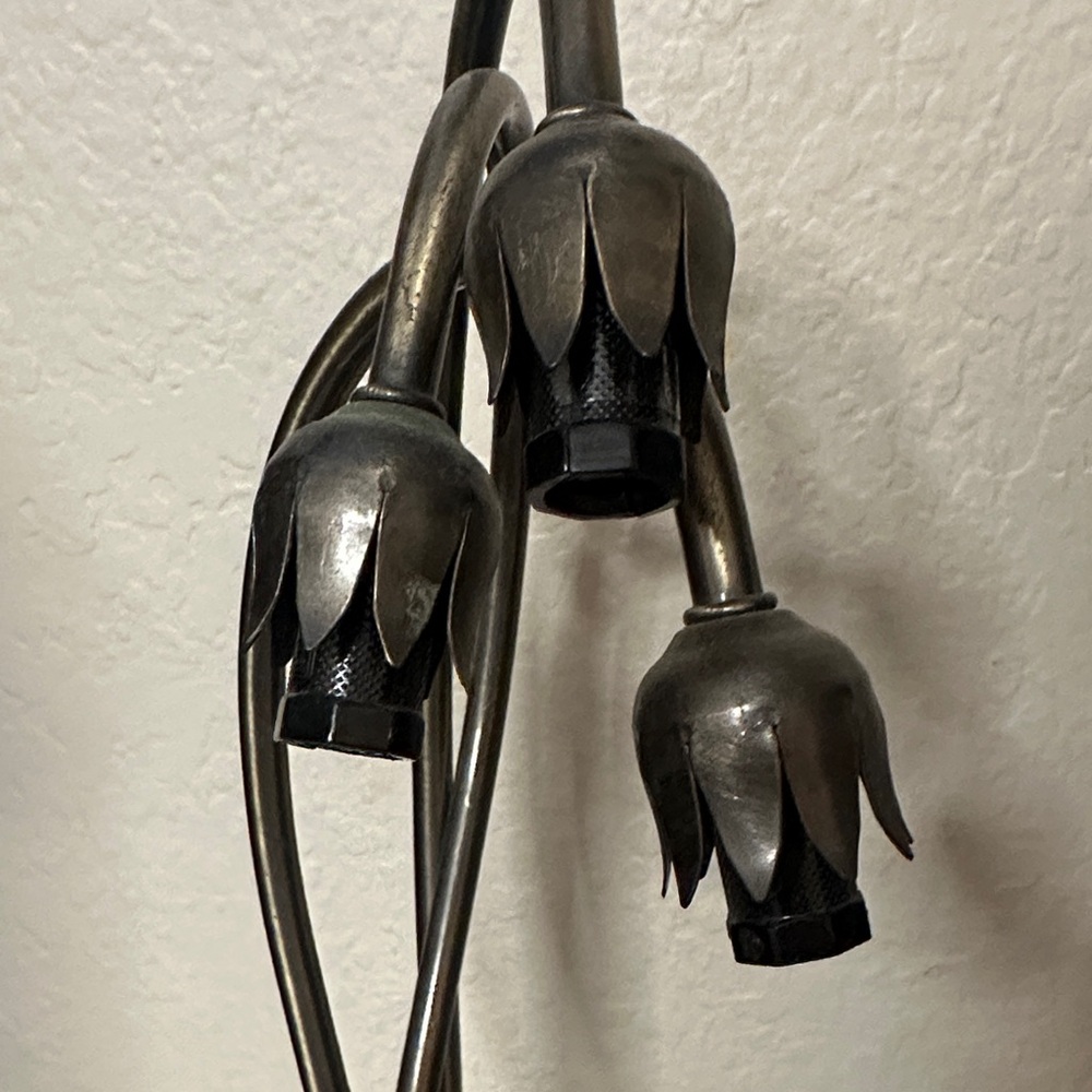 Elegant Bronze Leaf Table Lamp - Picture 2 of 7